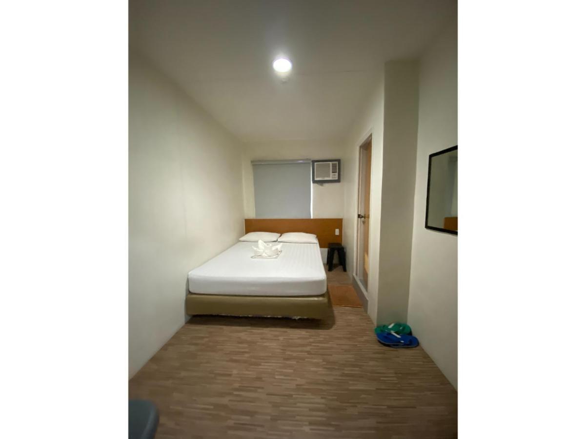 Oyo 878 Dg Budget Naia Hotel